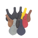 Lot de 10 découpes de blason en cuir teinté pour porte-clés, artisanales, de la marque Deco Cuir, avec rivets.