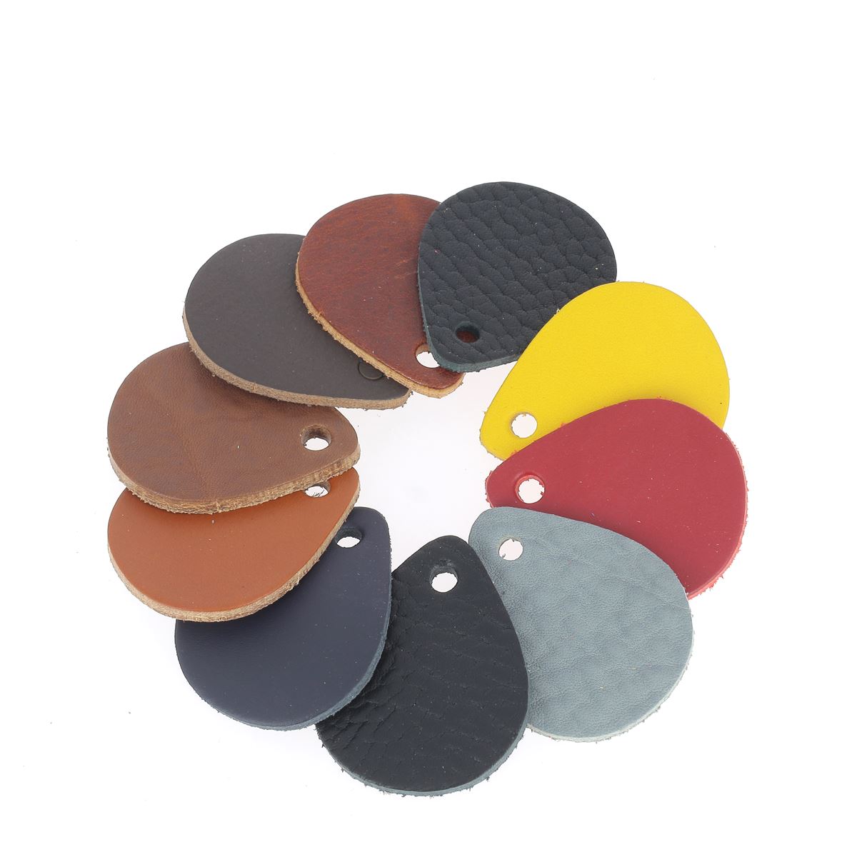 Lot de 10 découpes GOUTTE en cuir teinté pour porte-clés, fabriquées par Deco Cuir, finition végétale, image montrant les découpes.