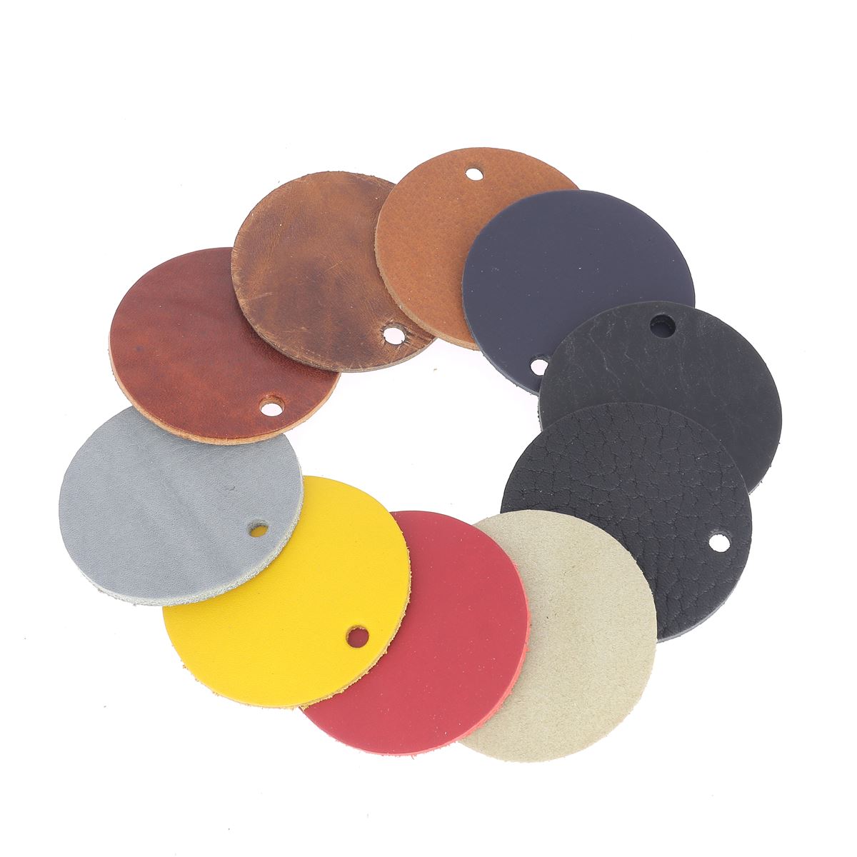 Lot de 10 découpes rondes en cuir de 6cm pour porte-clés, teinté végétal, par Deco Cuir, visibles en image.