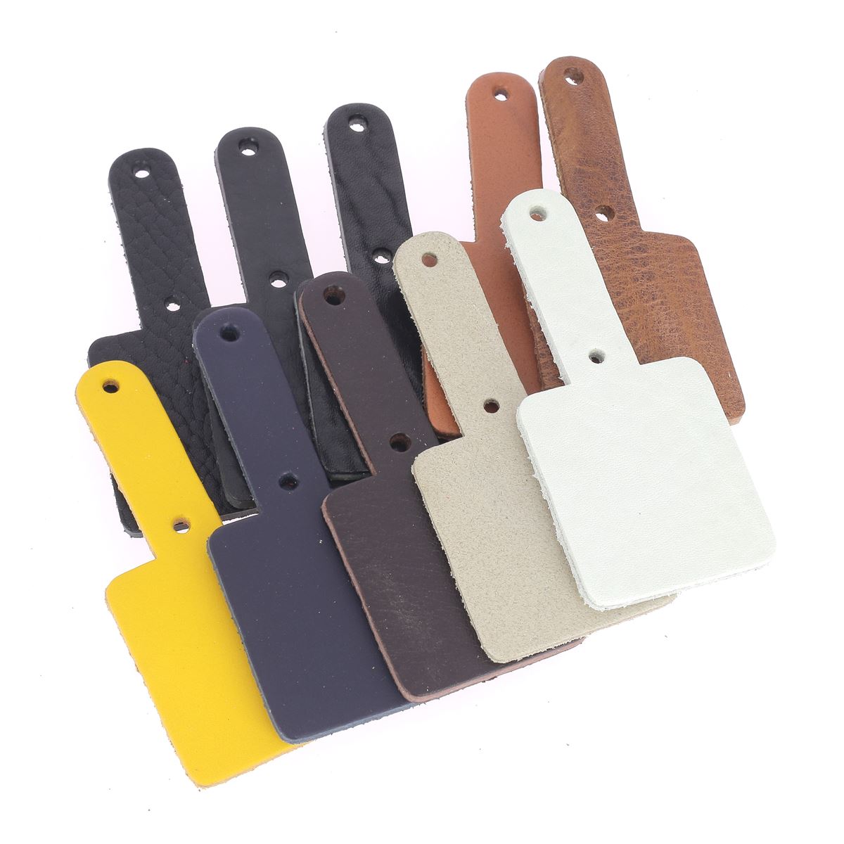 Découpes de cuir teinté pour porte-clés avec rivets, lot de 10 par Deco Cuir, idéal pour création de porte-clés en cuir.