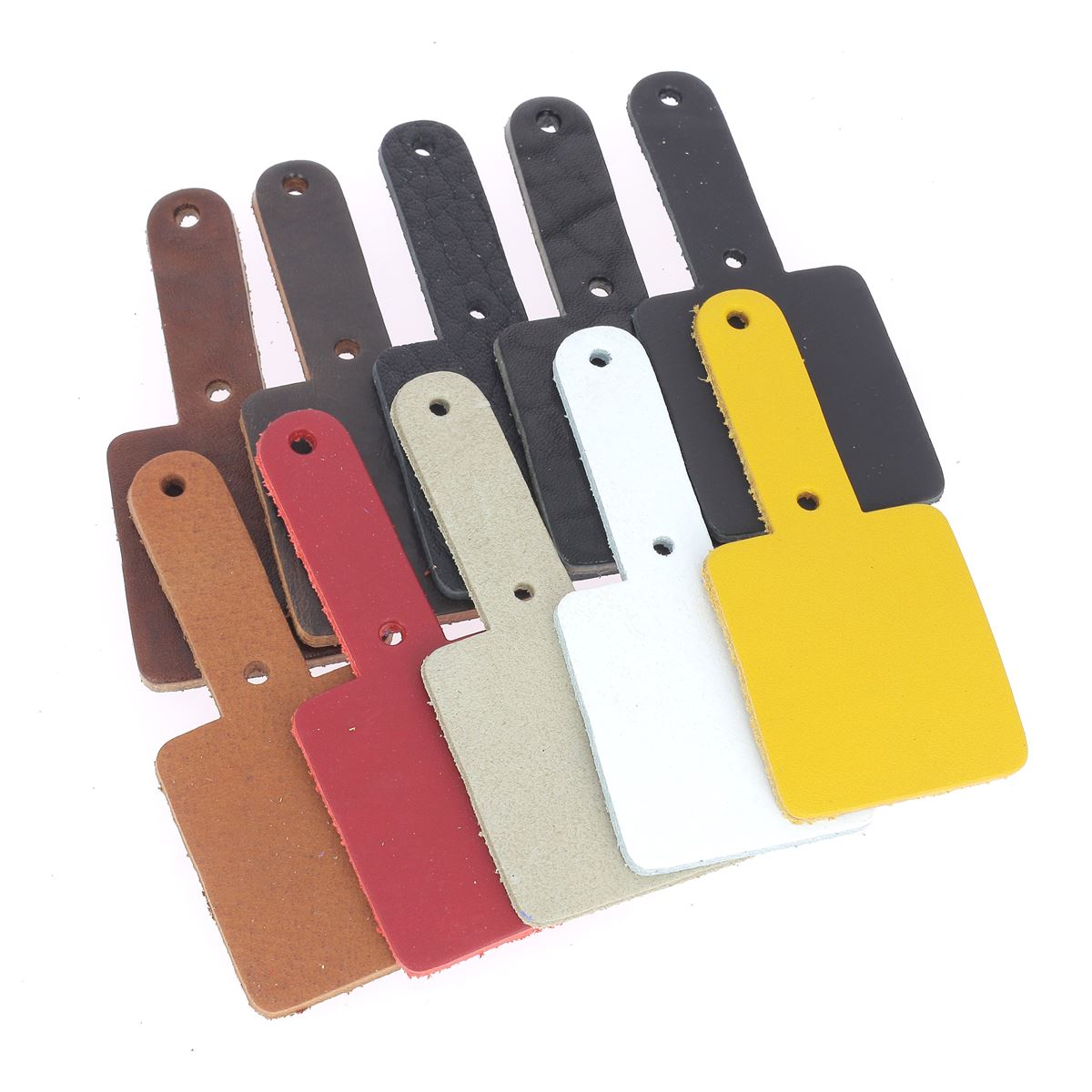 Lot de 10 découpes TAG en cuir tanné végétal pour porte-clés, fabriquées par Deco Cuir, images montrant les pièces en cuir coloré.