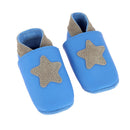 Kit DIY pour chaussons en cuir pour bébé avec étoile, fabriqué par Deco Cuir, en bleu, vue du kit complet avec matériaux et modèles