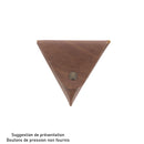 Découpe de cuir Grand porte-monnaie triangle en cuir sauvage couleur noisette par Deco Cuir, montrant la texture et la finition du cuir.