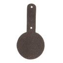 Découpe médaille en cuir teinté pour porte-clés, réalisée par Deco Cuir, avec rivets pour fixation.