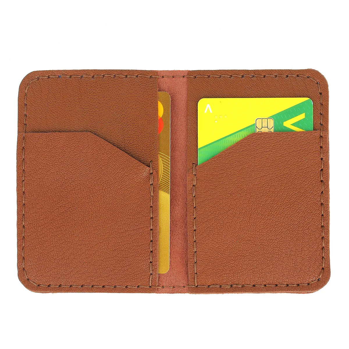 Porte-cartes en cuir camel à assembler grâce au kit DIY complet, assemblage facile et matériel fournis.