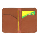 Porte-cartes en cuir camel à assembler grâce au kit DIY complet, assemblage facile et matériel fournis.