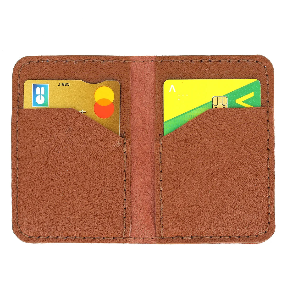 Porte-cartes en cuir marron rouille à fabriquer soi-même grâce à ce kit DIY complet
