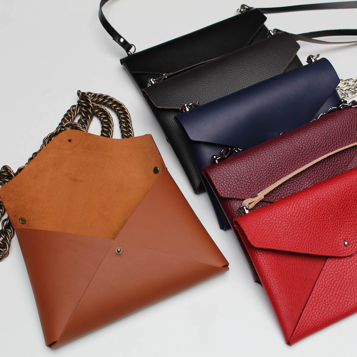 Pochette enveloppe en cuir marron de la marque Deco Cuir, kit DIY pour personnaliser cette création en cuir.