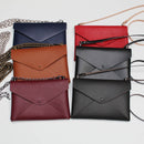 Pochette enveloppe en cuir marron pour DIY, création personnalisée, fabriquée par Deco Cuir, montrant la texture du cuir et la forme de l’enveloppe.
