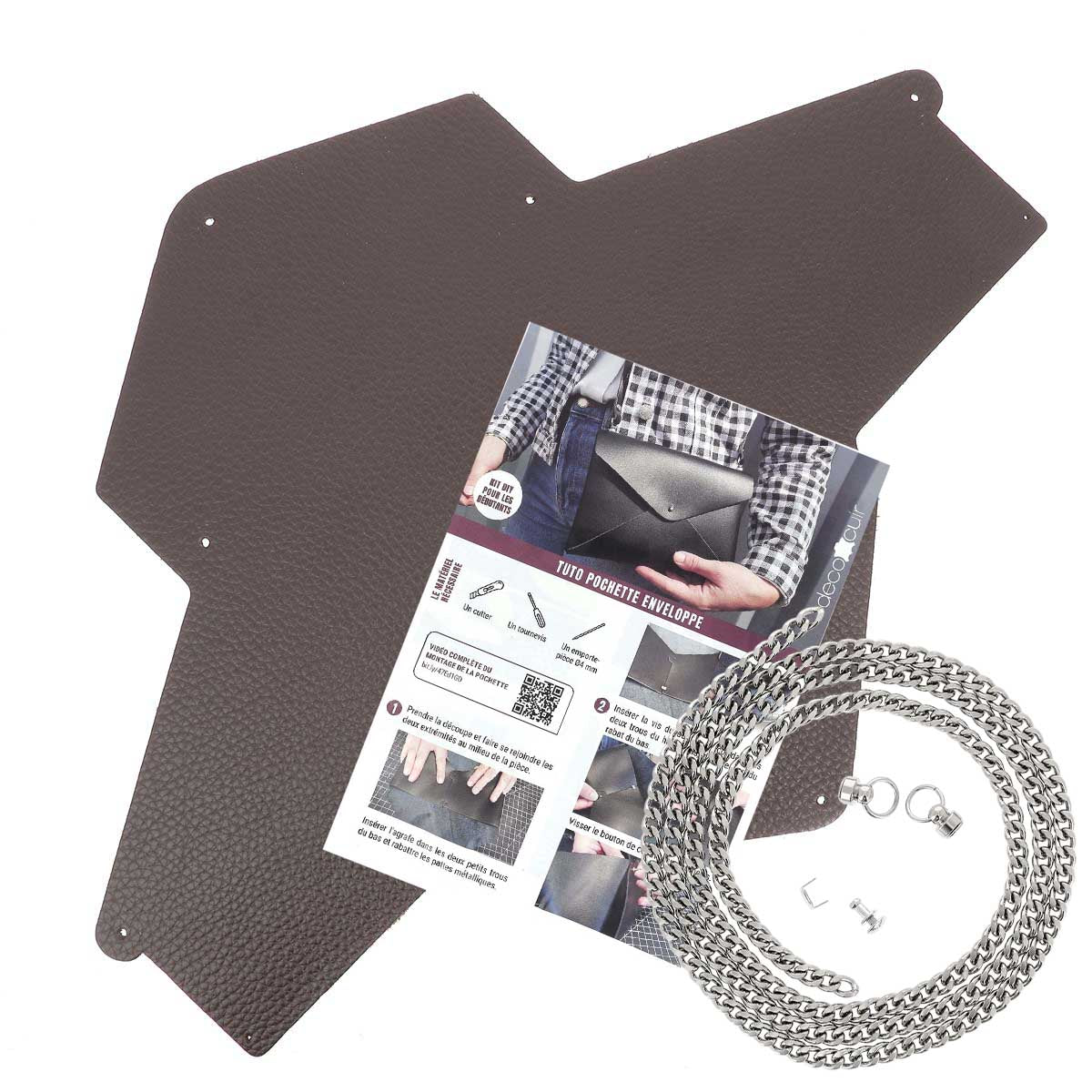 Pochette enveloppe en cuir chocolat de Deco Cuir, kit DIY personnalisé, avec détails visibles en finition naturelle.