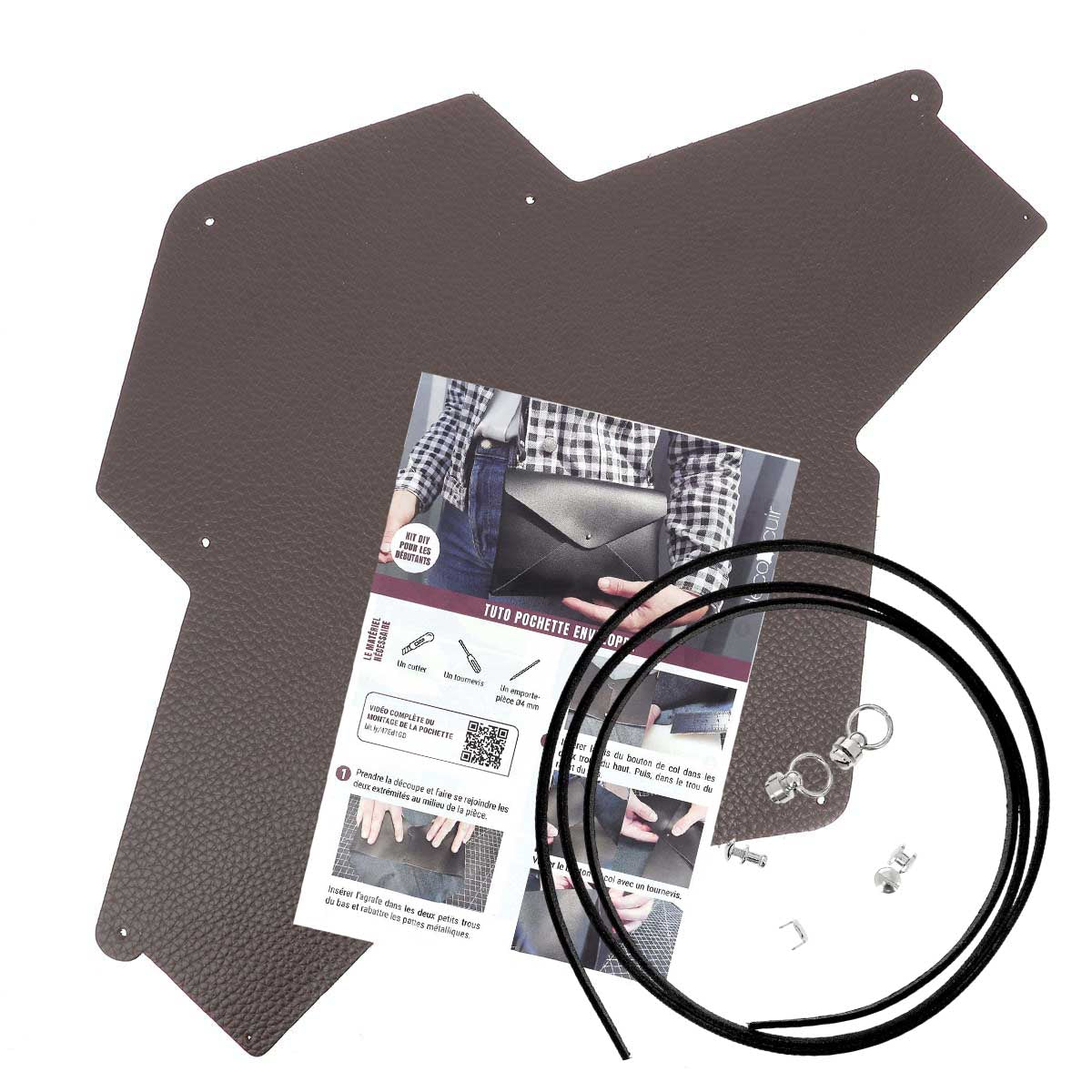 Pochette enveloppe en cuir chocolat de la marque Deco Cuir, idéale pour créations DIY personnalisables, vue de face avec détails.