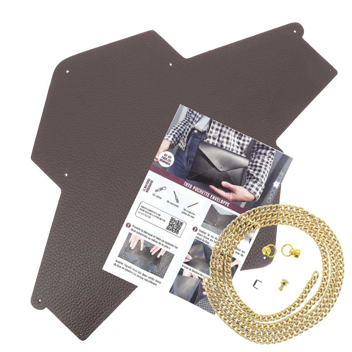 Pochette enveloppe en cuir chocolat de Deco Cuir, kit DIY à personnaliser, avec détails de couture et fermeture élégante.