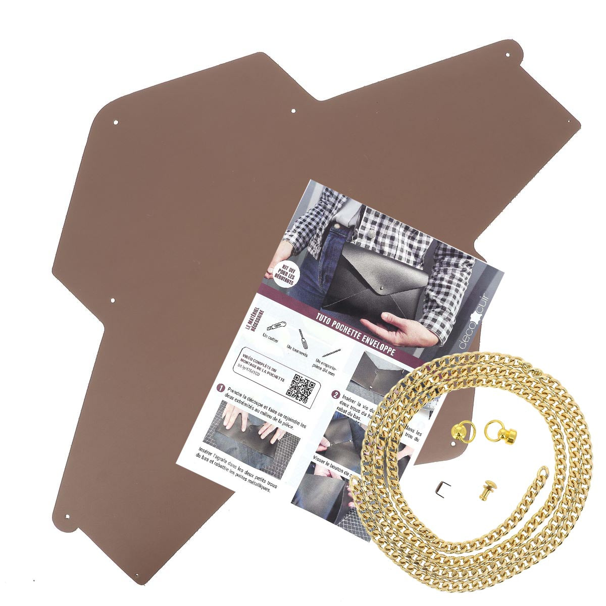 Pochette enveloppe en cuir marron pour DIY, créée par Deco Cuir, avec fermeture et détails en cuir naturel.
