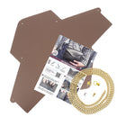 Pochette enveloppe en cuir marron pour DIY, créée par Deco Cuir, avec fermeture et détails en cuir naturel.