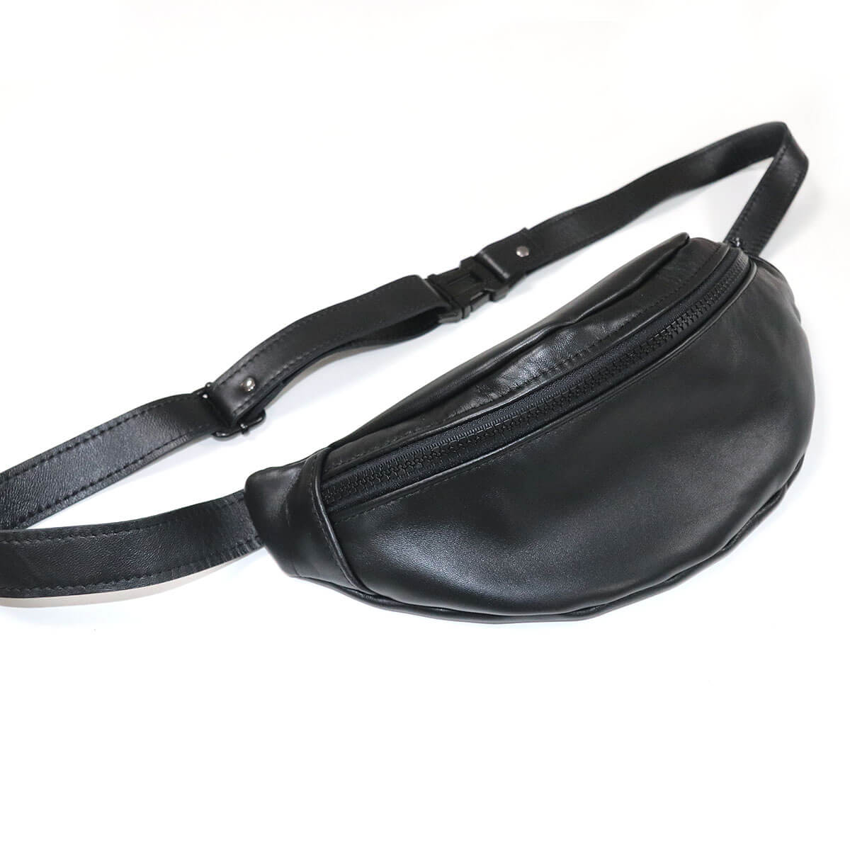 Kit DIY Deco Cuir pour créer un sac banane en cuir avec matériaux et instructions visibles dans l'image.