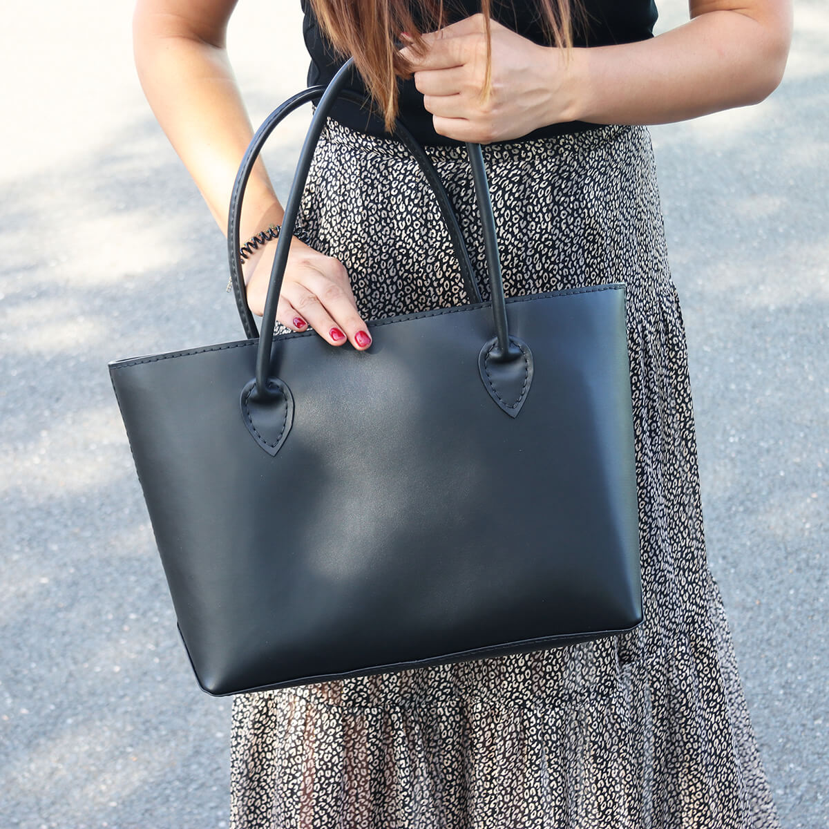 Modèle de patron pour sac en cuir à coudre à la main, proposé par Deco Cuir, illustrant la conception du sac en cuir.