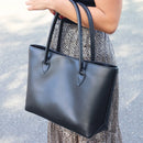 Modèle de patron de sac en cuir à coudre à la main de Deco Cuir, affiché sur fond clair avec détails du cuir et instructions.