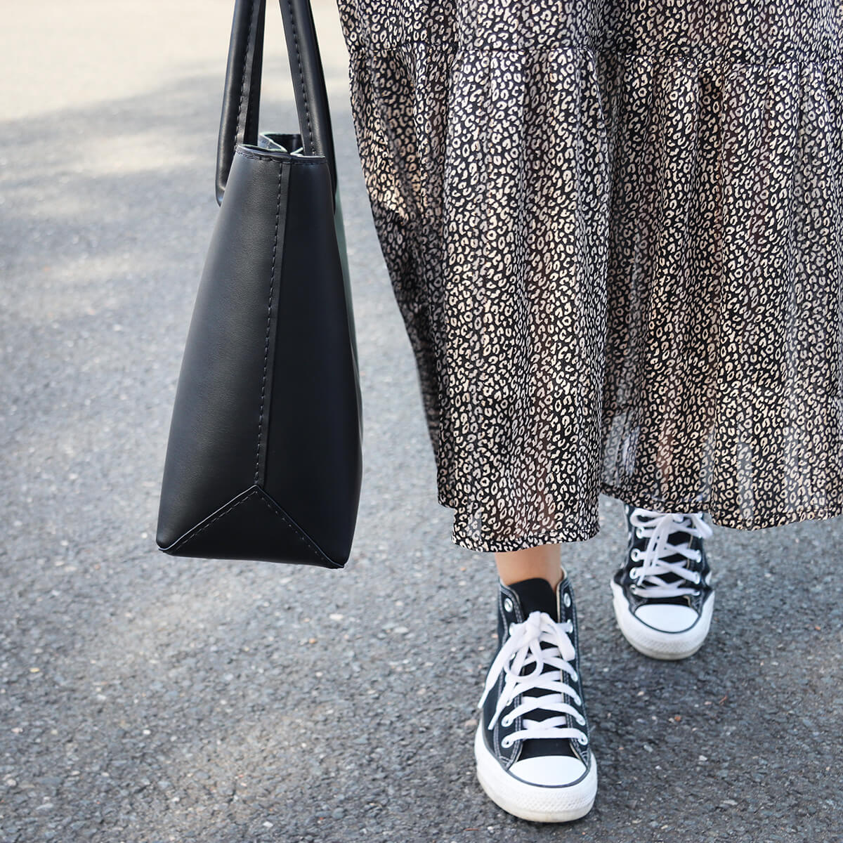 Modèle de patron pour sac en cuir à coudre à la main, de la marque Deco Cuir, avec détails de couture visibles.