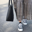 Modèle de patron pour sac en cuir à coudre à la main, de la marque Deco Cuir, avec détails de couture visibles.