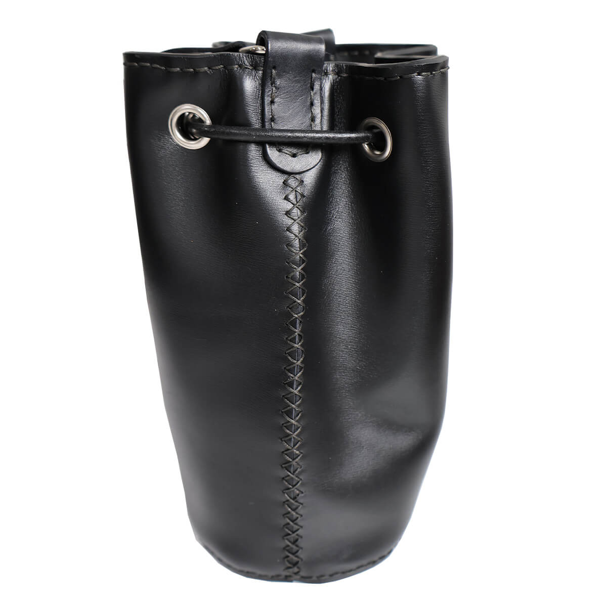 Livre et patron Deco Cuir pour sac seau en cuir cousu à la main, présentant un modèle élégant et artisanal.