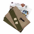 Kit DIY pour chaussons en cuir bébé avec motif trèfle, fabriqué par Deco Cuir, en couleur kaki, comprenant tous les matériaux nécessaires.