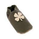 Kit DIY pour chaussons en cuir bébé avec motif trèfle, fabrication artisanale par Deco Cuir, couleur kaki.
