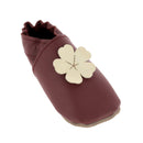 Kit DIY pour chaussons en cuir bébé avec fleur, marque Deco Cuir, montrant les matériaux et modèles en cuir bordeaux.