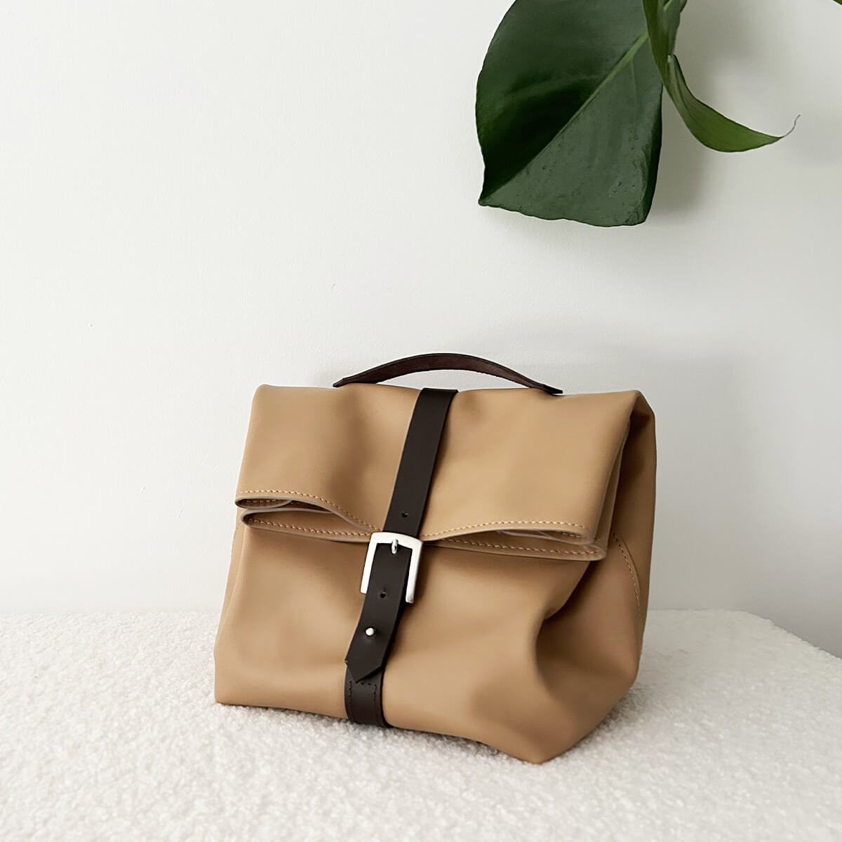 Sac à lunch en cuir Patron Lunch Bag Deco Cuir, conçu pour coudre à la machine, illustration dans le livre Patron Lunch Bag.