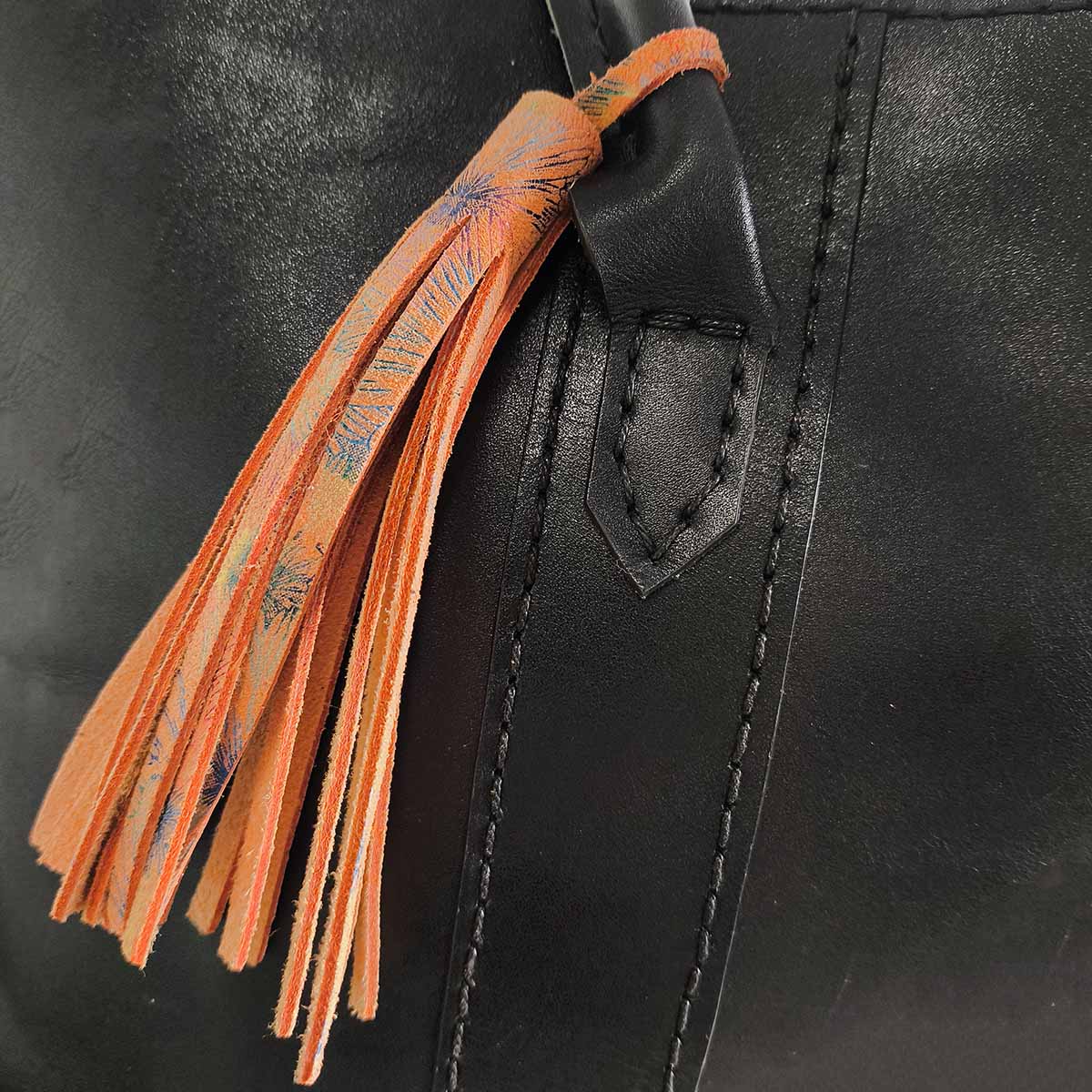 Lot de 3 découpes de grands pompons en cuir pour porte-clés, fabriquées par Deco Cuir, en finition fantaisie colorée.