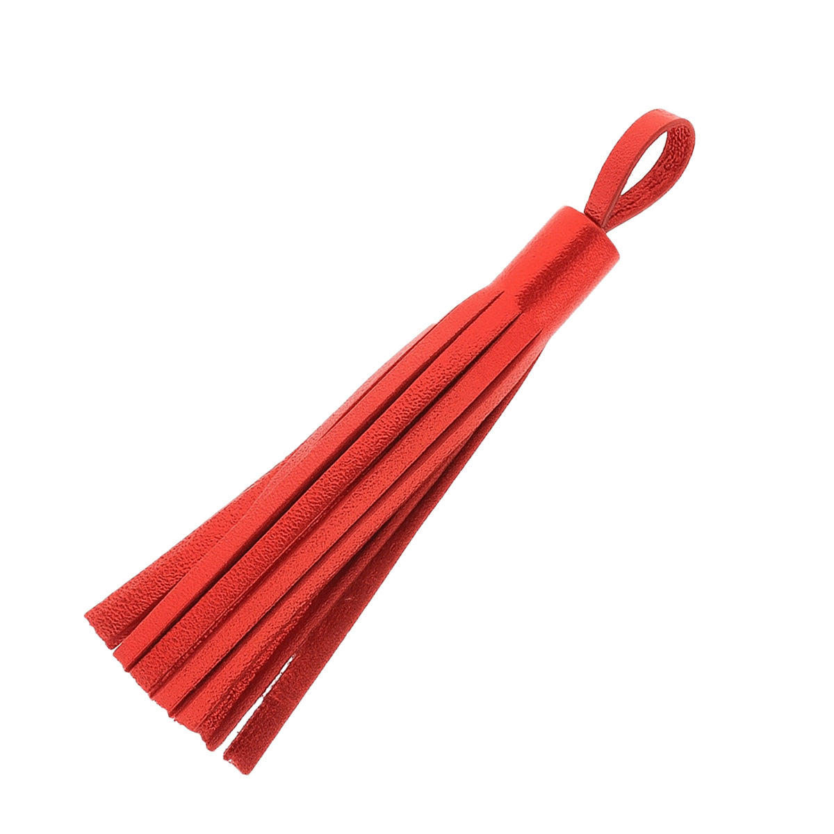 Découpe de cuir rouge métallisé pour porte-clés avec pompon, fabriquée par Deco Cuir, motif R78, accessoire de maroquinerie.
