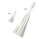 Découpe POMPON en cuir blanc pour porte-clés, fabriquée par Deco Cuir, montre une pièce de découpe de cuir avec un pompon blanc.