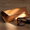 Modèle de tutoriel et patron pour étui à lunettes en cuir Deco Cuir, montrant le design et la création de l'étui.