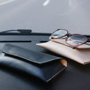 Tutoriel et patron pour étui à lunettes en cuir Deco Cuir, modèle illustré avec détails visibles en cuir naturel.