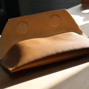 Tutoriel et patron pour étui à lunettes en cuir Deco Cuir, livre illustré avec modèle détaillé en cuir naturel.