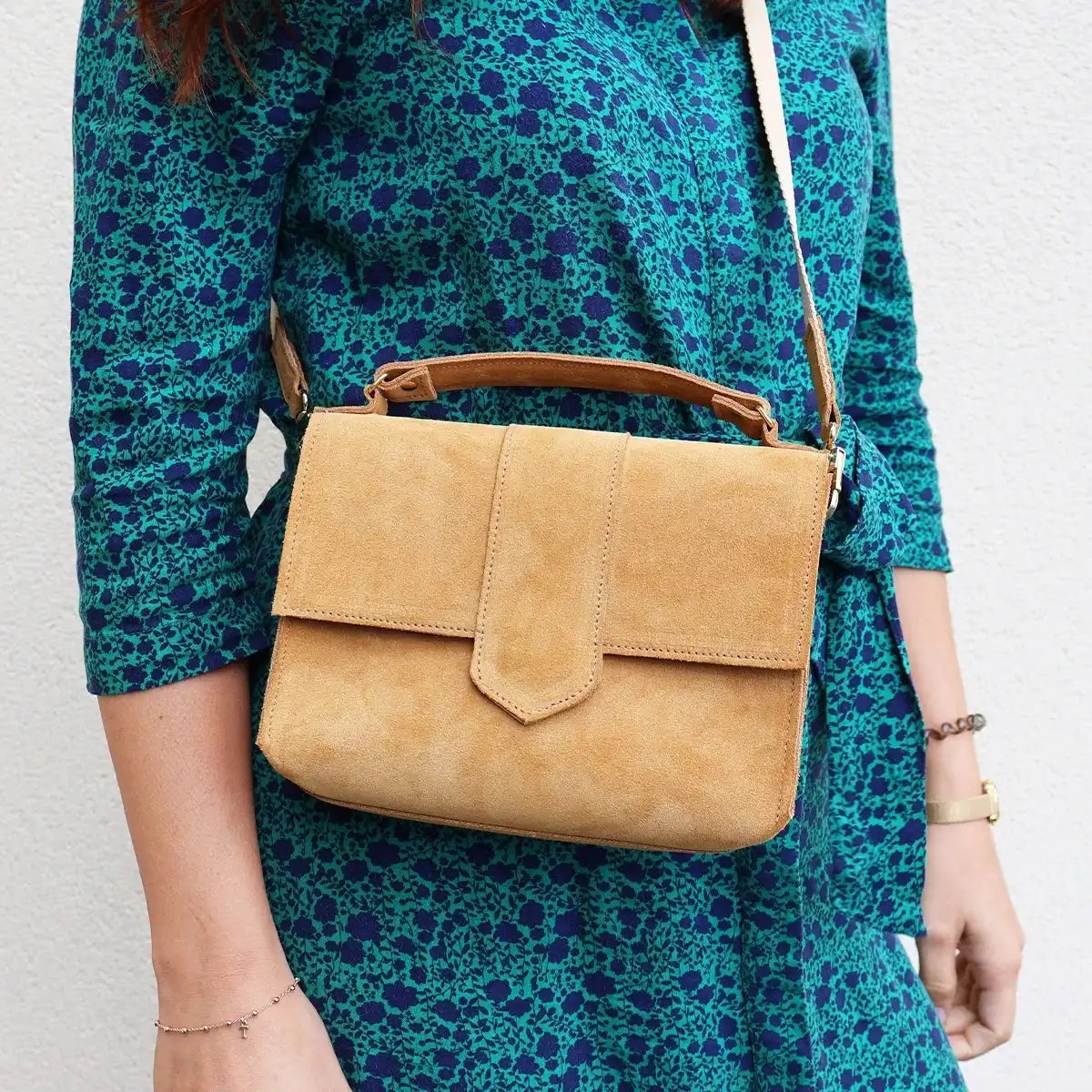 Modèle de patron Sac Roma en cuir de Deco Cuir, montrant un exemple de sac à main en cuir beige avec détails de couture.