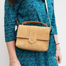 Modèle de patron Sac Roma en cuir de Deco Cuir, montrant un exemple de sac à main en cuir beige avec détails de couture.