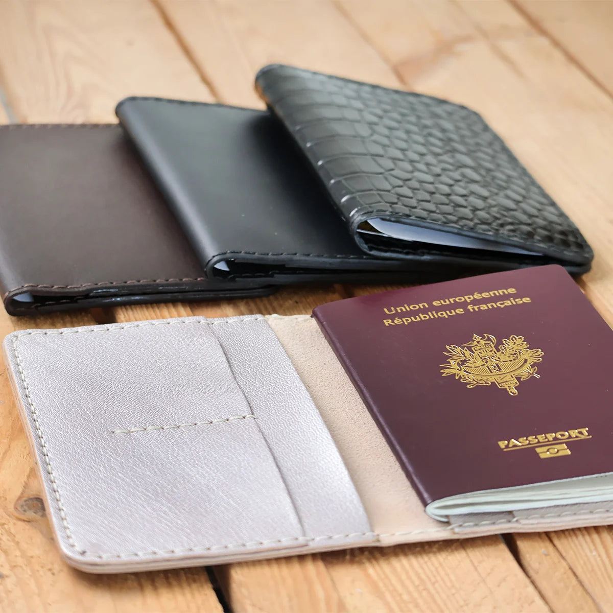 Patron porte-passeport en cuir Deco Cuir, modèle pour fabriquer un porte-passeport élégant et résistant en cuir.