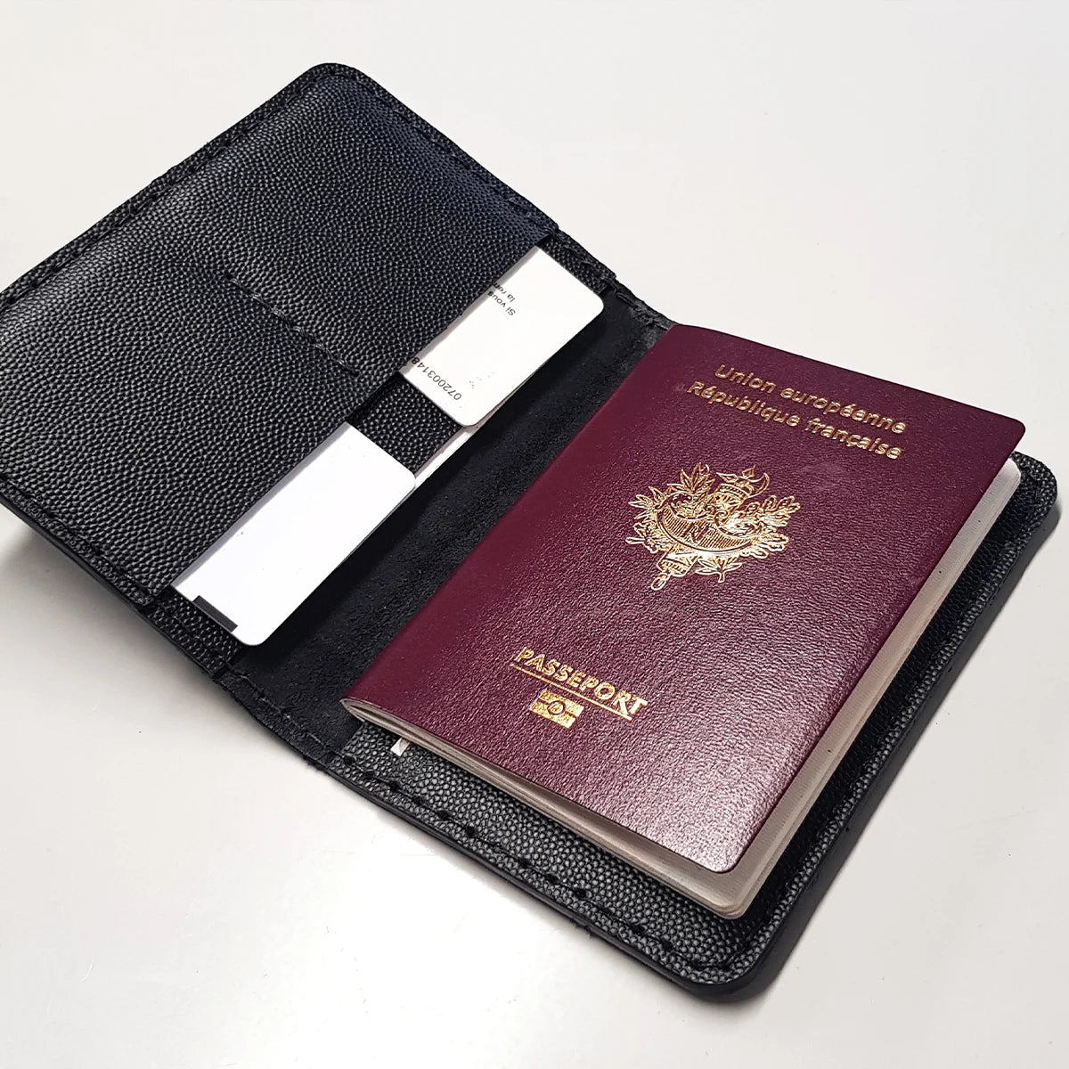 Patron de porte-passeport en cuir Deco Cuir, modèle pour fabriquer un porte-passeport élégant et pratique en cuir naturel.