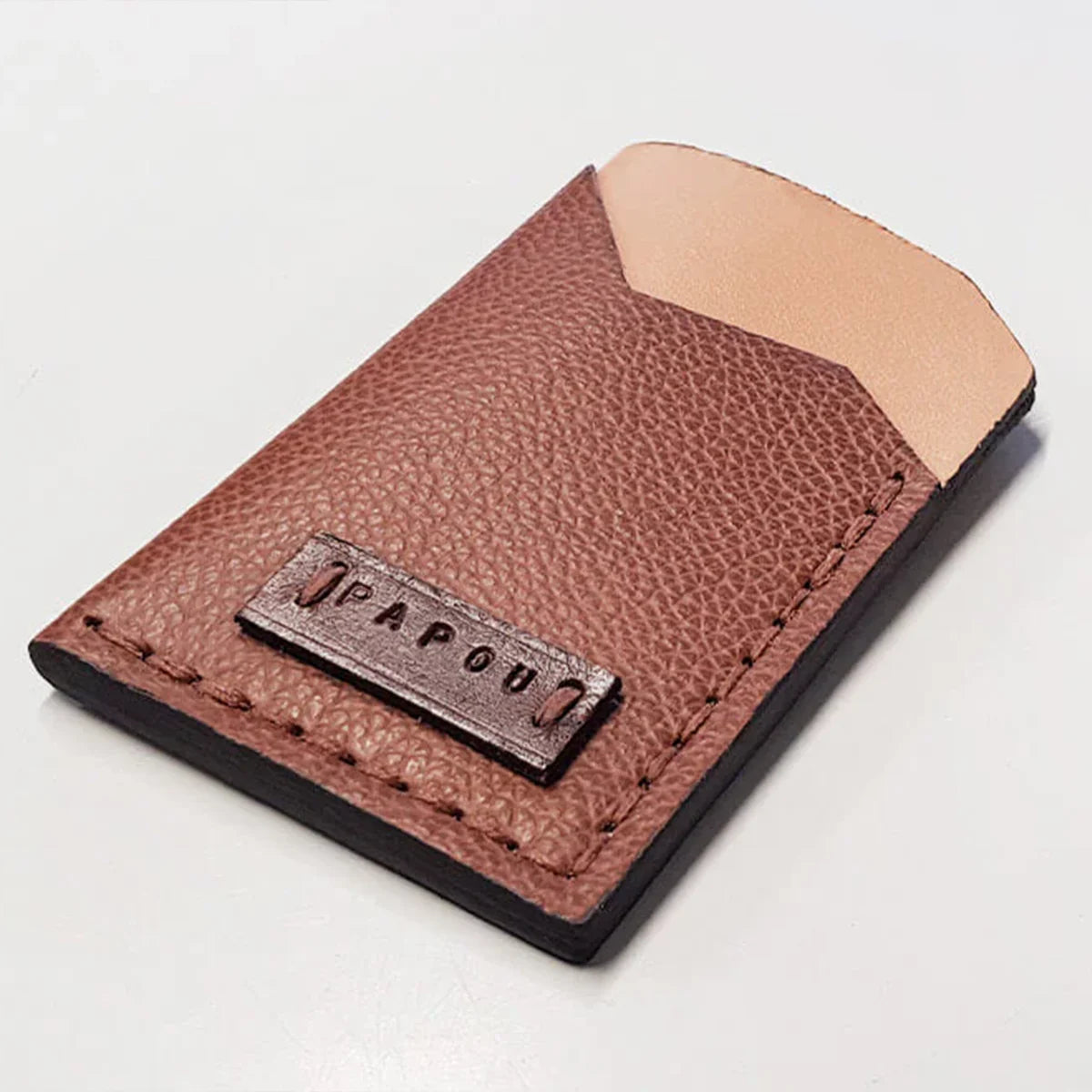 Modèle de patron de porte-cartes minimaliste en cuir Deco Cuir, montrant le guide de couture et le patron en papier.