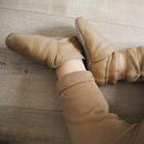Kit DIY pour chaussons en cuir bébé de Deco Cuir, couleur granite et café au lait, avec matériaux pour créer des chaussons.