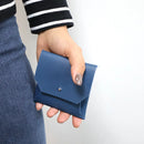 Tutoriel et patron pour mini pochette sans couture en cuir proposé par Deco Cuir, montrant le modèle fini et les détails du cuir.
