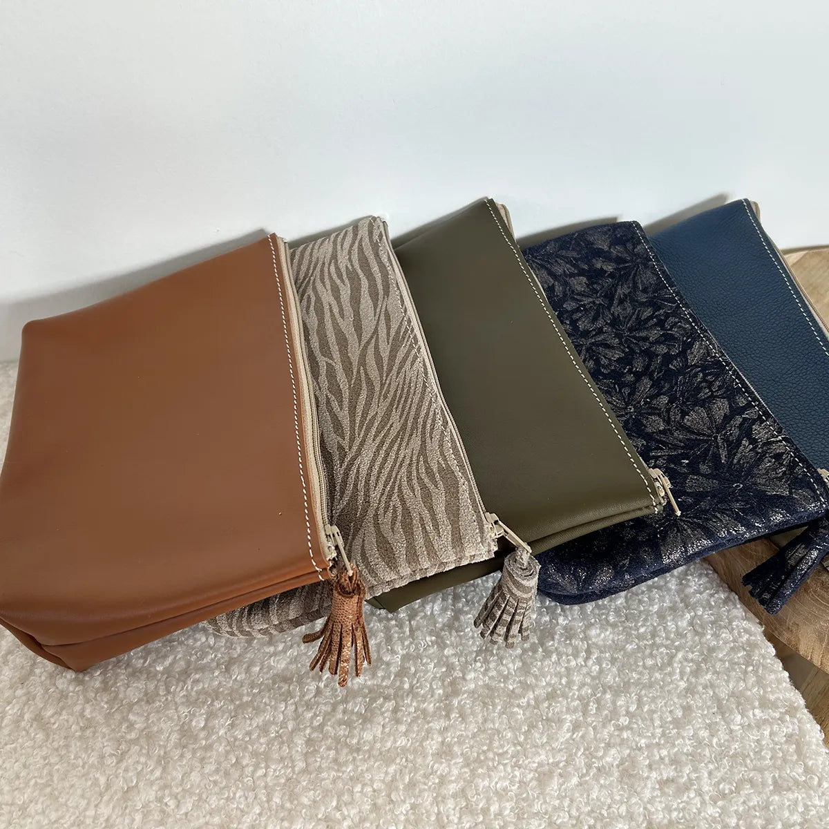 Livre et patron Deco Cuir pour réaliser une trousse en cuir, avec instructions détaillées et modèle illustré.