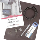 Kit DIY complet pour monter soi-même sa pochette en cuir marron foncé. Tutoriel, accessoire et cuir inclus