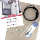 Kit DIY complet comprenant cuir, accessoires et tutoriel pour assembler soi-même son propre sac bandoulière beige grège