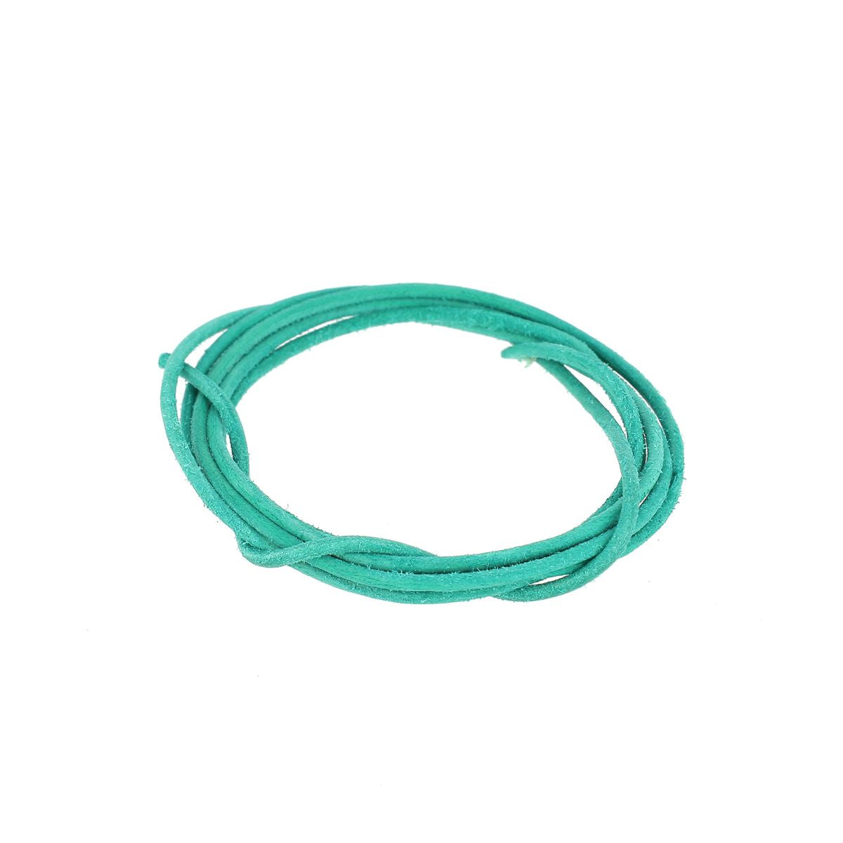 Lacet en cuir teinté effet brut, rond, diamètre 2mm, couleur vert, de la marque Deco Cuir.