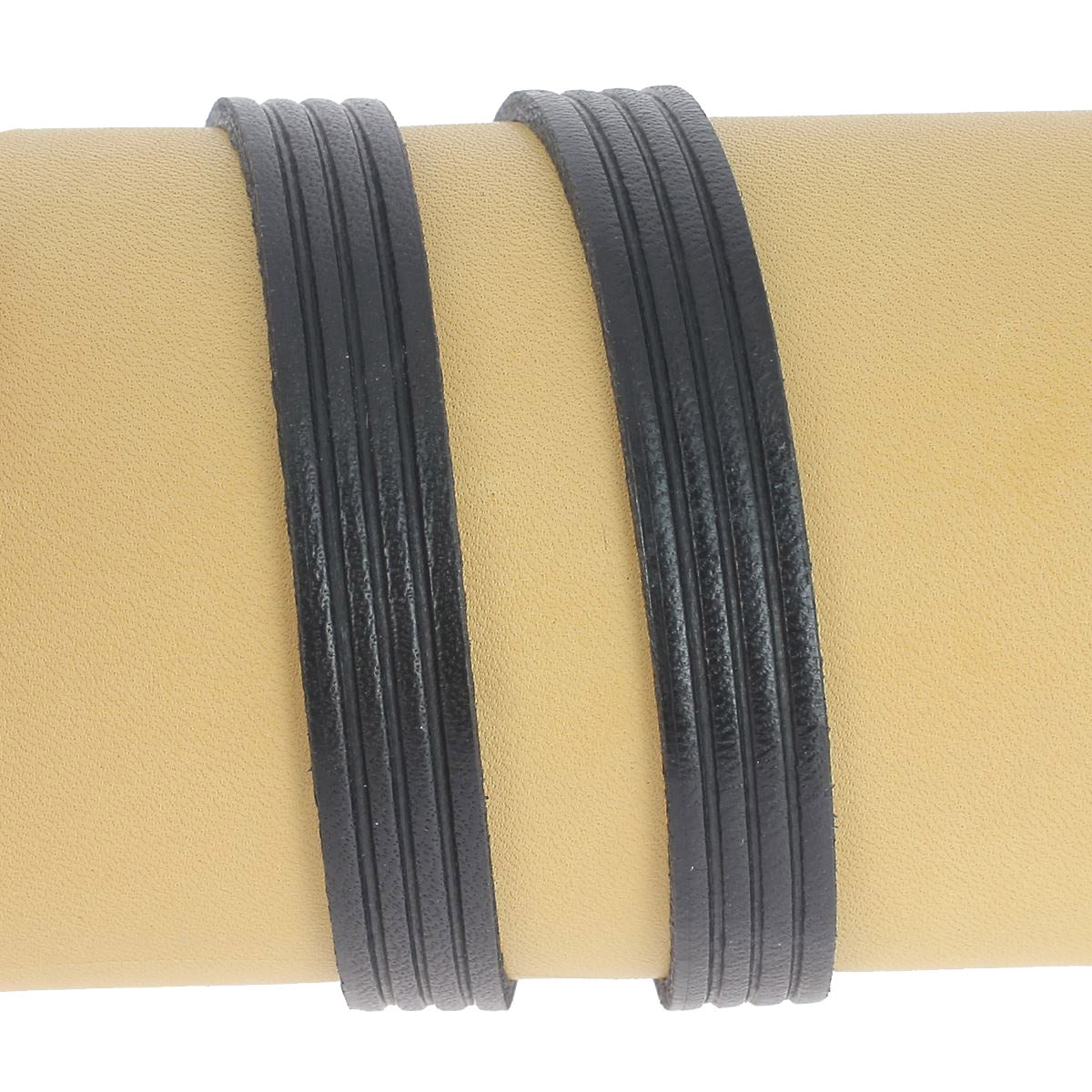Lacet en cuir plat effet 4 bandes de 10mm noir, pour chaussures, de la marque Autres, visible en détail dans l'image.