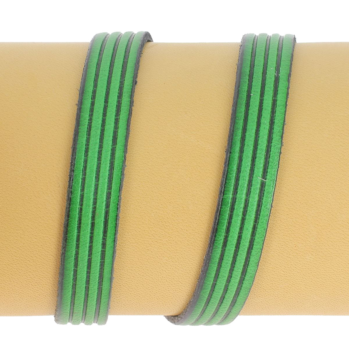 Lacet en cuir plat effet 4 bandes de 10mm de couleur vert pour chaussures, par Autres, visible en détail.