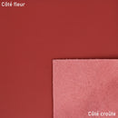 Peau de cuir de vachette lisse rouge Autres, texture douce et brillante, vue en gros plan.