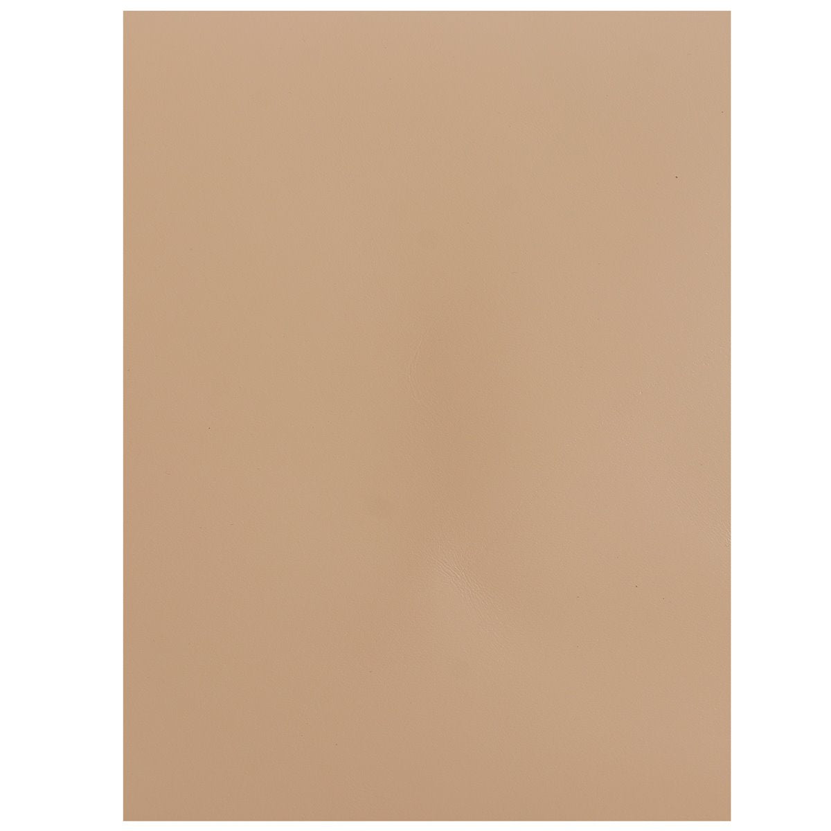 Morceau de cuir de vachette satinato couleur nude, pour couture ou artisanat, vue en gros plan.