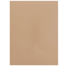 Morceau de cuir de vachette satinato couleur nude, pour couture ou artisanat, vue en gros plan.